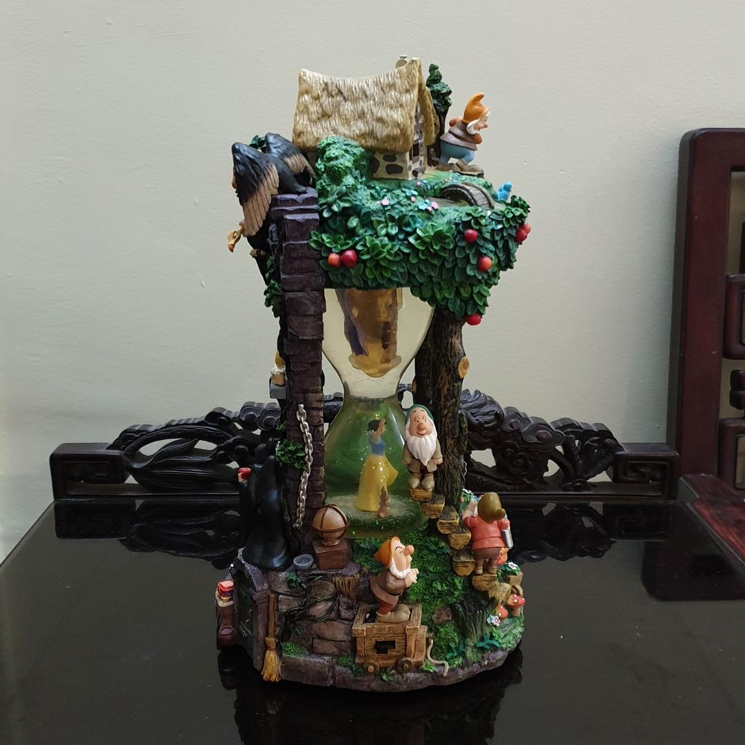 Brand New Disney Snow White & the Seven Dwarfs Hourglass Snow globe