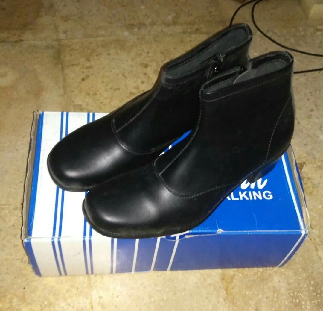 Turun Harga Dr Kevin Shoes Boots Sepatu Cewek Sepatu Kerja Sepatu Boots Fesyen Wanita Sepatu Di Carousell