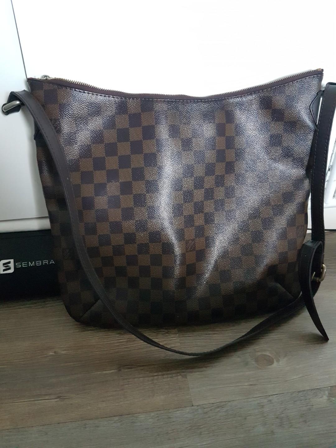 LV Sling (Category: Luxury Bags & Wallets) located in Marikina City. Submitted by nieconnie (Listing ID 201105460, Image 2). Description: BER MONTHS SALE!!! PHP1,000 LV Damier Ebene Sling bag Authenticity not guaranteed No date code, with flaws Pls note that this is a Preloved item , kindly manage your expectation Free shipping if agreed with my price.
