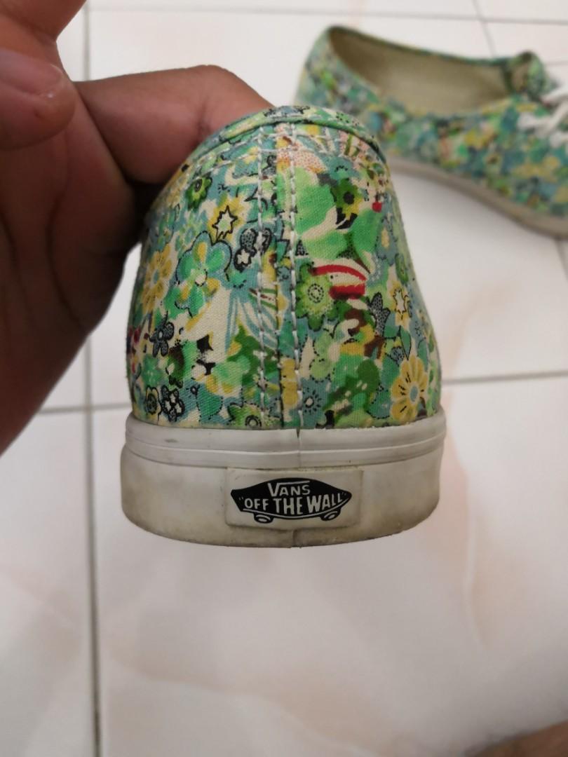 Vans (Category: Sneakers) located in Kuala Lumpur. Submitted by mrwenger (Listing ID 201172663, Image 3). Description: unisex vans shoes condition 9/10 used.