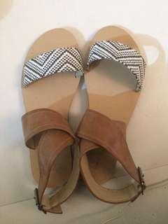 BERRYBENKA ETHNIC SANDALS