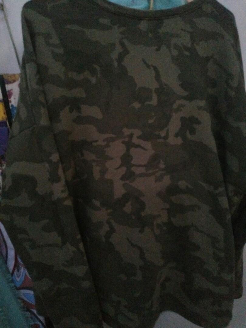 ARMY SWEATER BY PULL BEAR Fesyen Pria Pakaian Atasan di Carousell