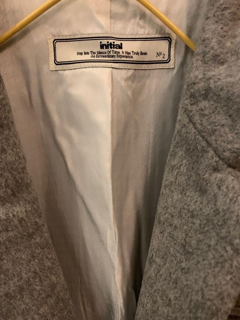 initial Coat （分類：外套及戶外衣服）位於 Hong Kong。 由 tousi 提交（商品編號 201318703，圖片 3）。簡介： 100%Real and 98%New Size 1。