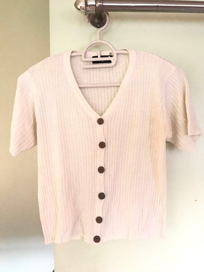 White Knit Top (Category: Sleeveless) located in Quezon City. Submitted by donnasingayan (Listing ID 201283830, Image 1). Description: Marked medium but best fits small size.
