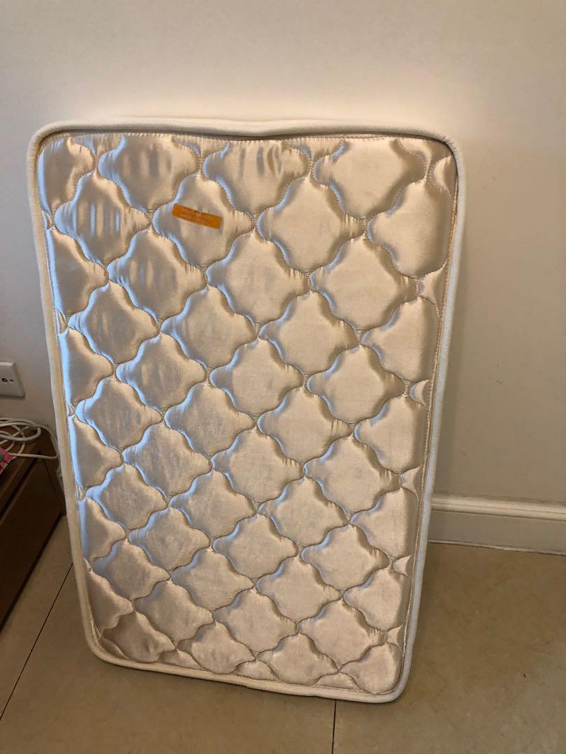 Baby cot for sale, 兒童＆孕婦用品, 洗澡及換尿片, 洗澡及換尿片 其他用品 Carousell