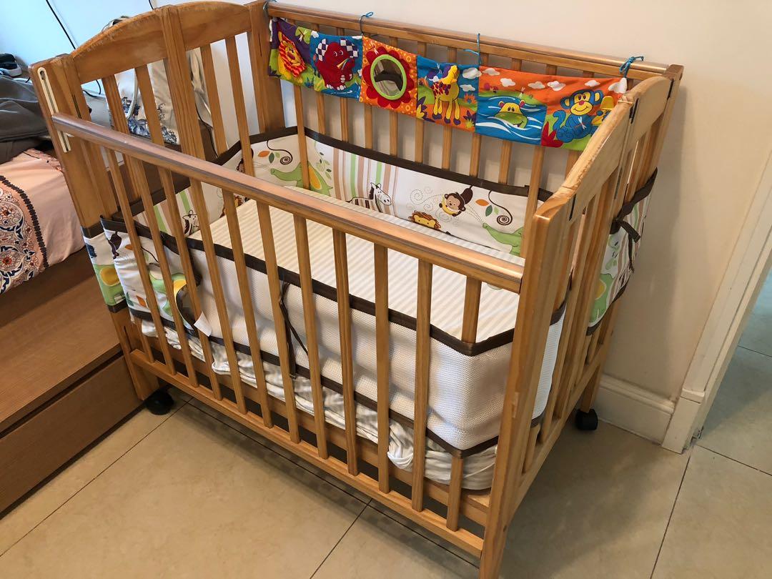 Baby cot for sale, 兒童＆孕婦用品, 洗澡及換尿片, 洗澡及換尿片 其他用品 Carousell