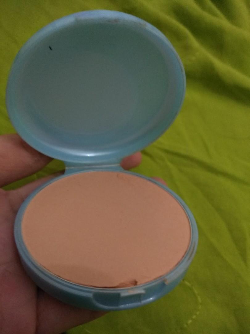 Bedak Wardah Lightening Two Light Feel No 2 Golden Beige