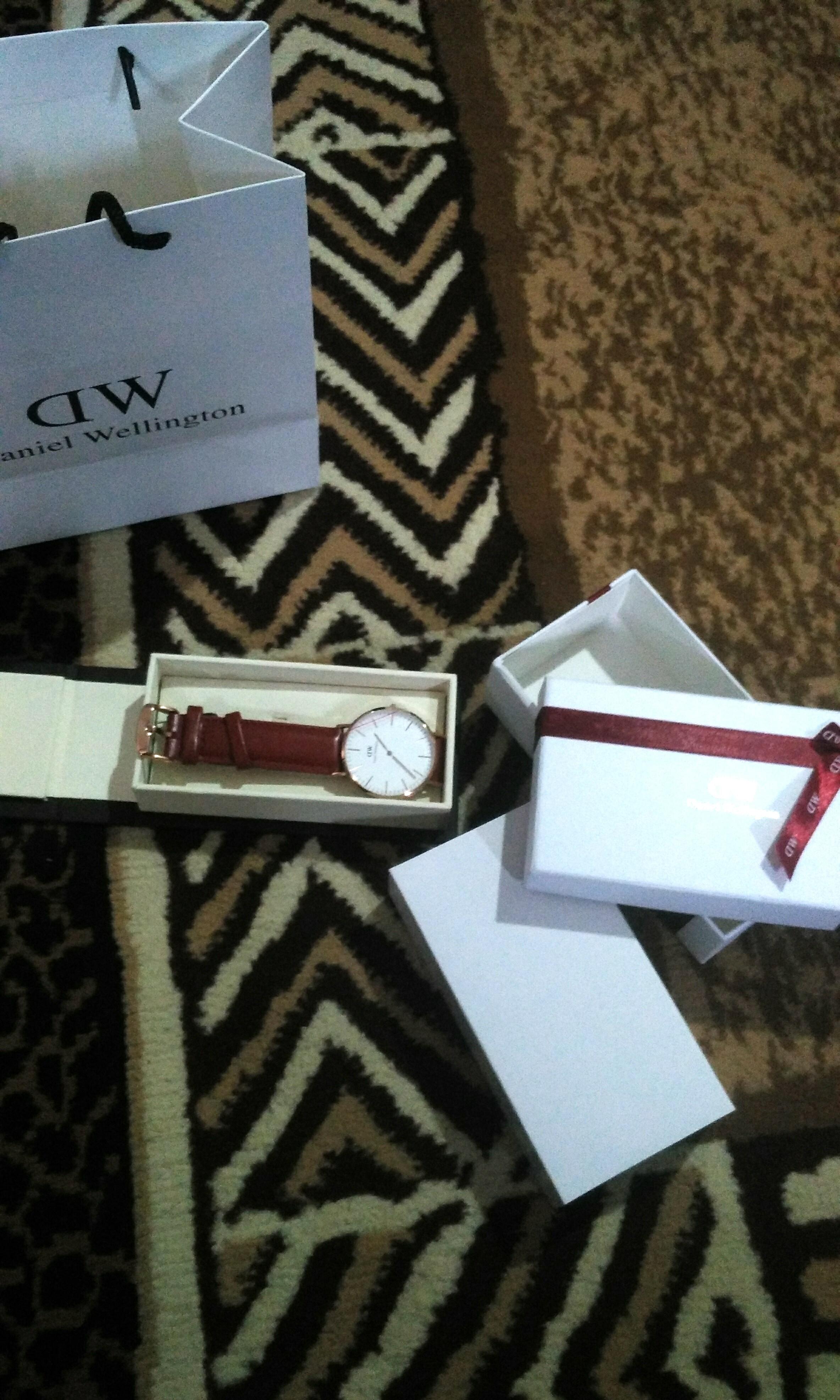 Daniel Wellington Classic E40R1. Diameter 40mm Strap Merah Maroon Barang Mewah Jam Tangan di Carousell