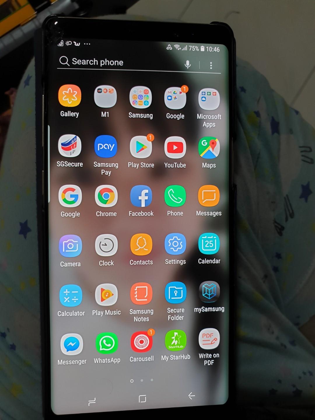 Note 8 (Category: Samsung) located in Singapore. Submitted by hjong (Listing ID 200280045, Image 2). Description: A bit of crack at the left side corner phone still working well less then a year.Gold colour.