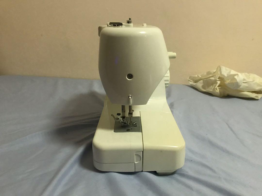 Selling Sewing Machine, Hobbies & Toys, Stationery & Craft, Craft