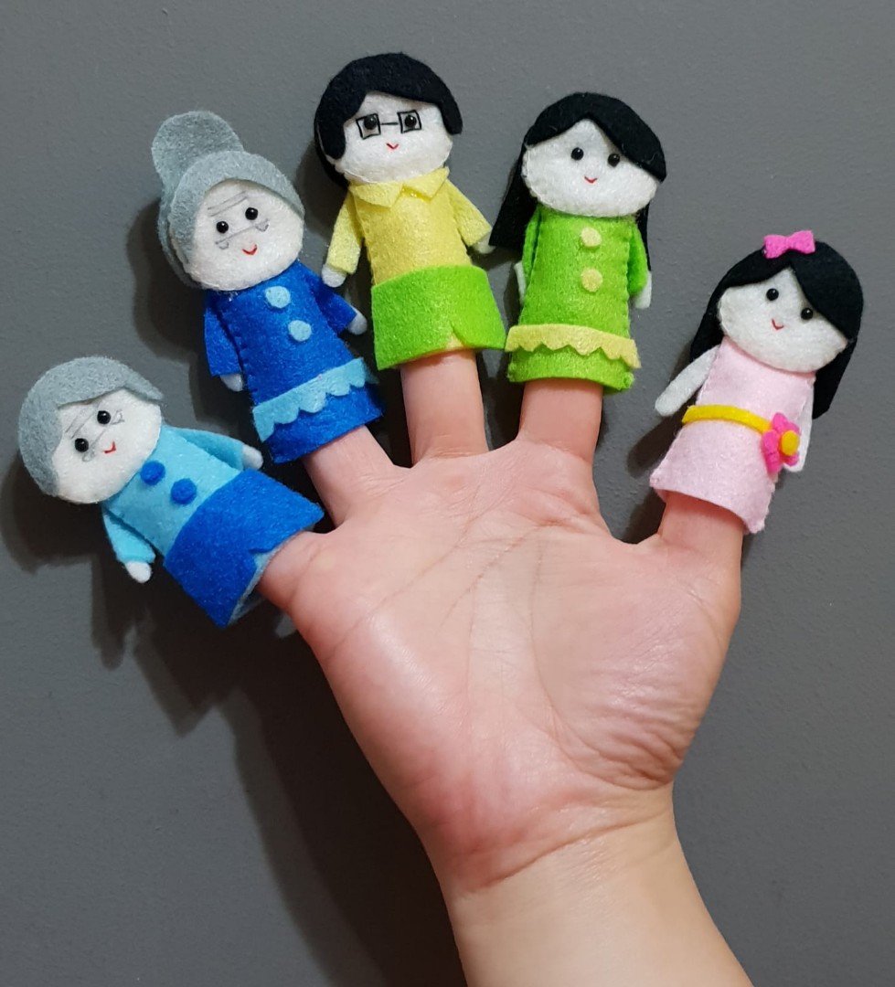 Finger puppets of family outlet members