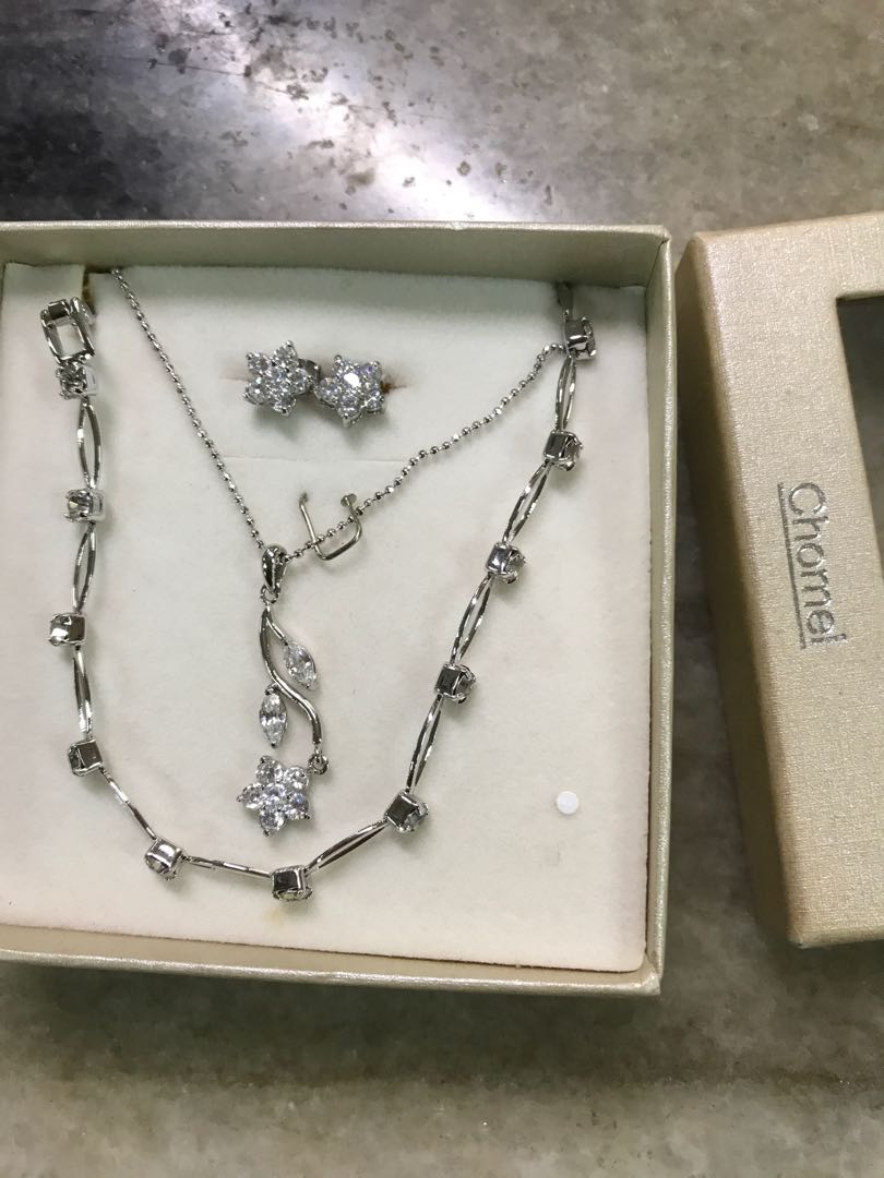 Lightly Used Chomel Jewelry Set With Box Women S Fashion Jewellery Others On Carousell Dia by chomel, released 01 january 2013 oh tuhan ku sayang dia oh tuhan ku rindu dia dimanakah hilangnya dirinya yang bernama cinta perpisahan ini. carousell