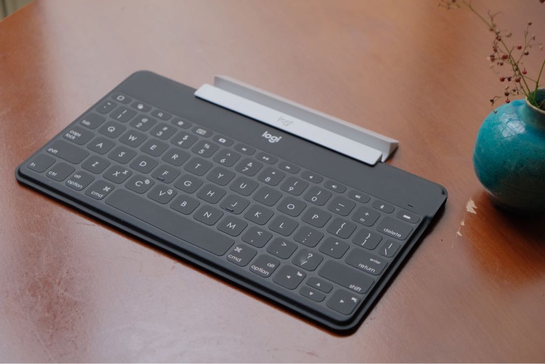 Logitech Keys to Go 超纖薄鍵盤附 iPhone 立架, 電腦3C, 其他電子產品在旋轉拍賣