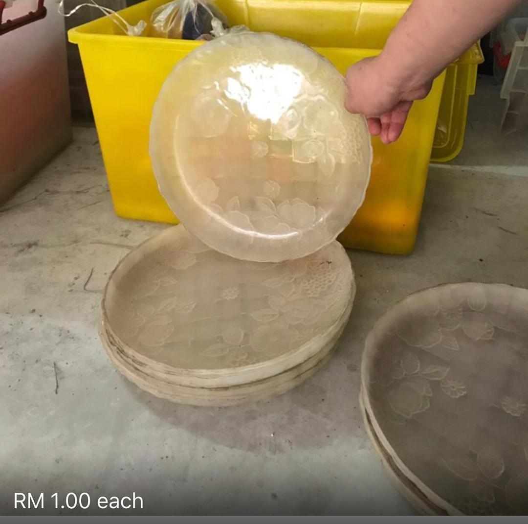 Serving tray (Category: Dinnerware & Cutlery) located in Seri Kembangan. Submitted by mizzlia (Listing ID 201618005, Image 1). Description: Rm1 per pcs Materials: plastic Self pick up at cheras Serious buyer only.