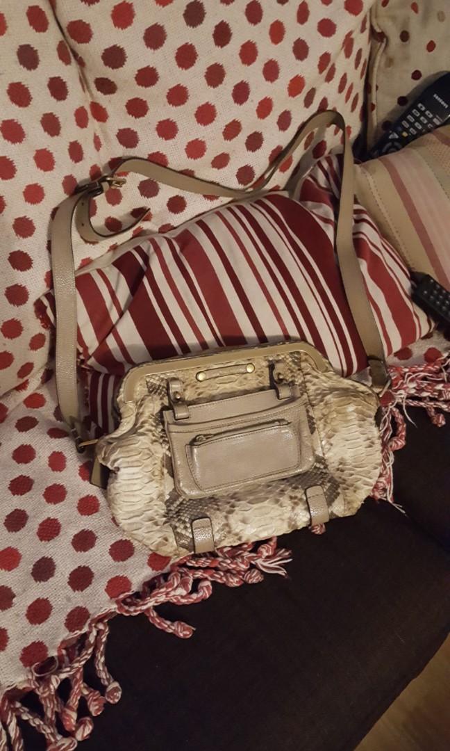 Chloe genuine python snakeskin crossover leather bag （分類：多用途袋）位於 Hong Kong。 由 tina.lau.james.wardrobe 提交（商品編號 201713695，圖片 2）。簡介： Only $890. Chloe genuine leather handbag in luxurious python leather. In used condition with signs on front leather pocket as shown in pic yet do not affect the overall elegancy of this python handbag from chloe. A signsture statement bag to style up your chic look in all occasions. I m therefore selling this at only $