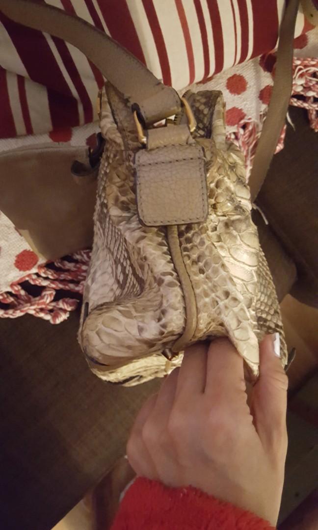 Chloe genuine python snakeskin crossover leather bag （分類：多用途袋）位於 Hong Kong。 由 tina.lau.james.wardrobe 提交（商品編號 201713695，圖片 5）。簡介： Only $890. Chloe genuine leather handbag in luxurious python leather. In used condition with signs on front leather pocket as shown in pic yet do not affect the overall elegancy of this python handbag from chloe. A signsture statement bag to style up your chic look in all occasions. I m therefore selling this at only $
