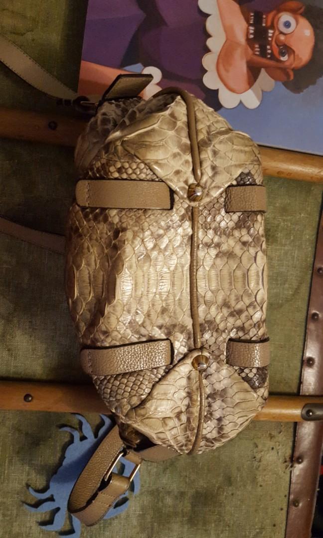 Chloe genuine python snakeskin crossover leather bag （分類：多用途袋）位於 Hong Kong。 由 tina.lau.james.wardrobe 提交（商品編號 201713695，圖片 6）。簡介： Only $890. Chloe genuine leather handbag in luxurious python leather. In used condition with signs on front leather pocket as shown in pic yet do not affect the overall elegancy of this python handbag from chloe. A signsture statement bag to style up your chic look in all occasions. I m therefore selling this at only $