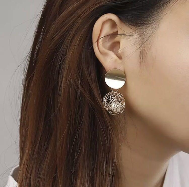 Earring (Category: Earrings) located in Singapore. Submitted by frozenlemons (Listing ID 201994597, Image 3). Description: .