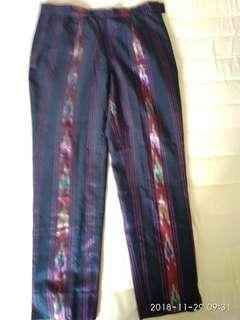 Celana tenun ikat