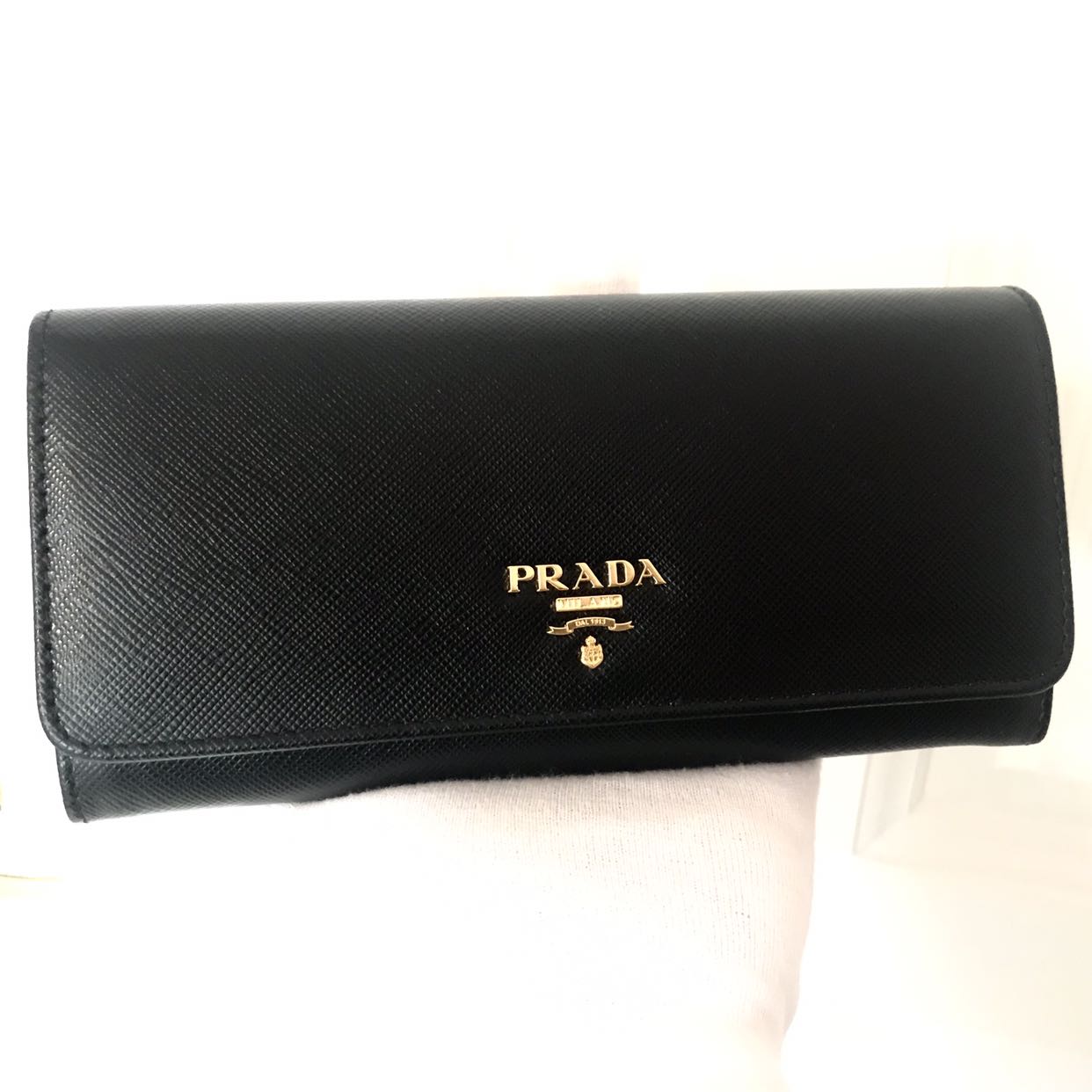 prada black saffiano wallet