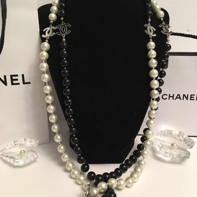 Authentic vintage CHANEL faux black & white pearl necklace, Luxury on ...