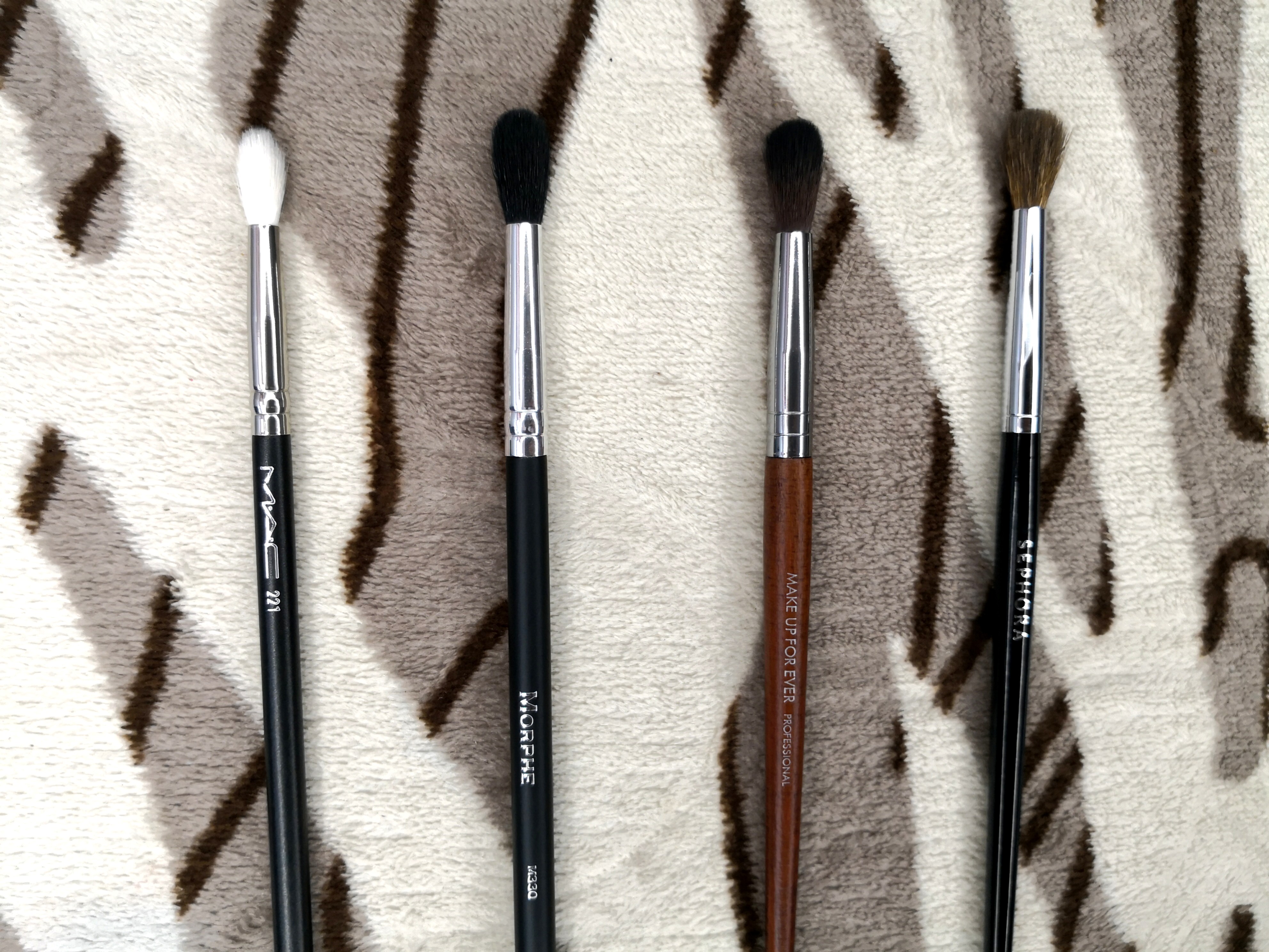 Eyeshadow Blending Brush (MUST HAVE), Beauty & Personal Care, Face, Makeup on Carousell