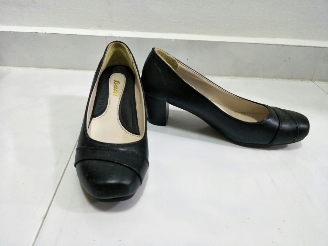 black short heel shoes