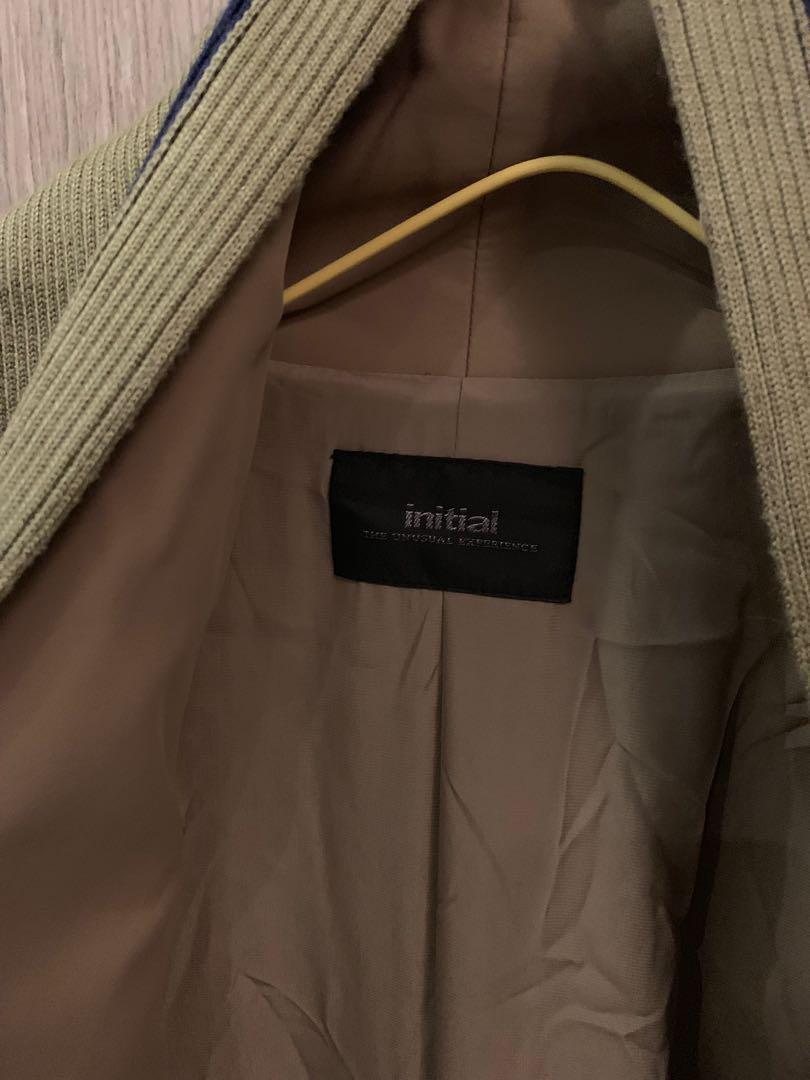 initial Coat （分類：外套及戶外衣服）位於 Hong Kong。 由 tousi 提交（商品編號 201318314，圖片 4）。簡介： 99%New and 100%Real Size 2。