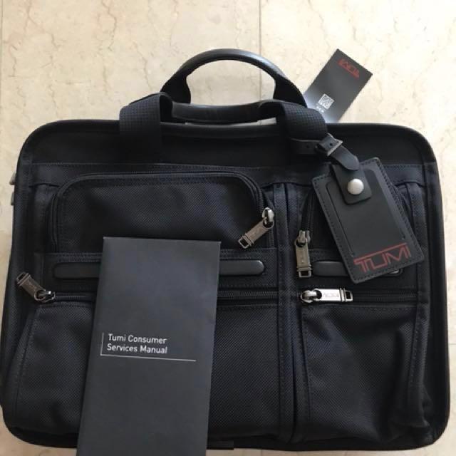 tumi computer brief