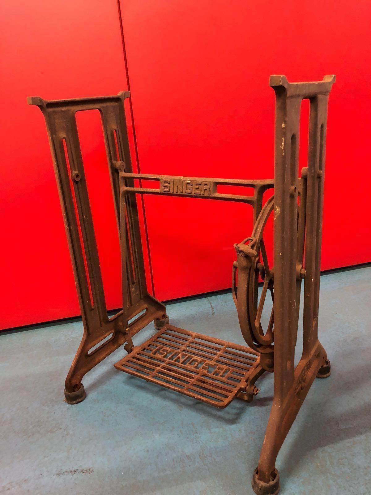 Antique SINGER sewing machine base, Hobbies & Toys, Memorabilia