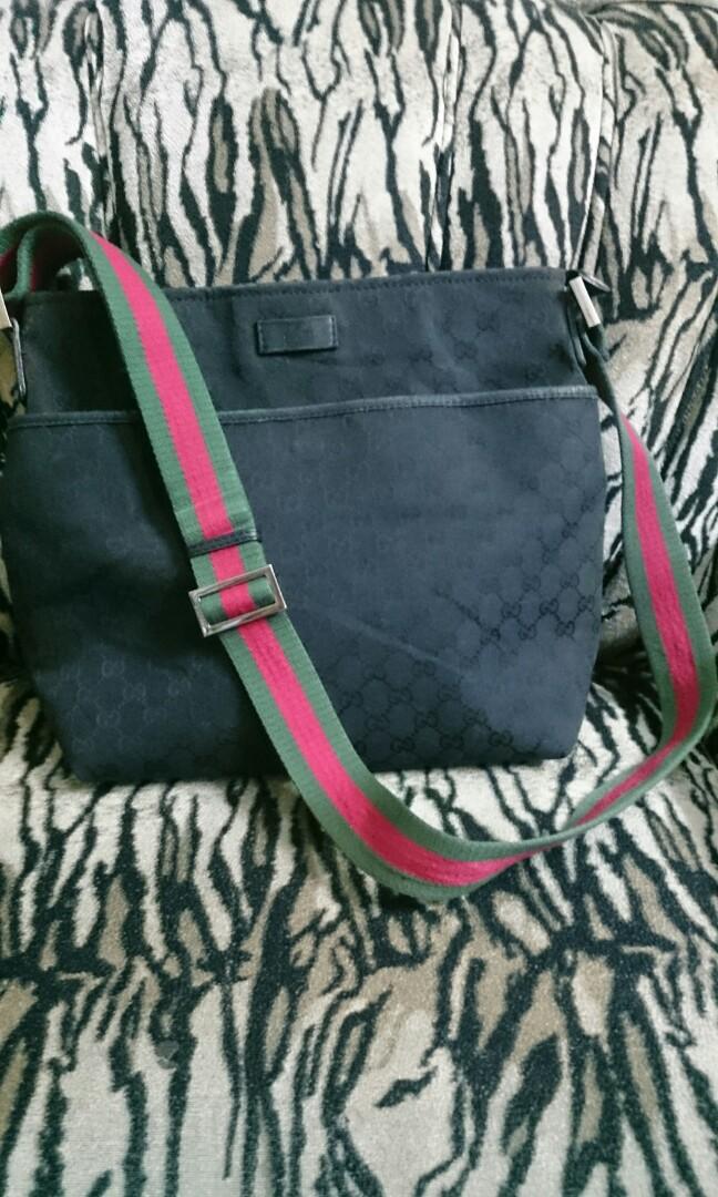 Authentic Gucci 189751 crossbody bag Luxury Bags Wallets on