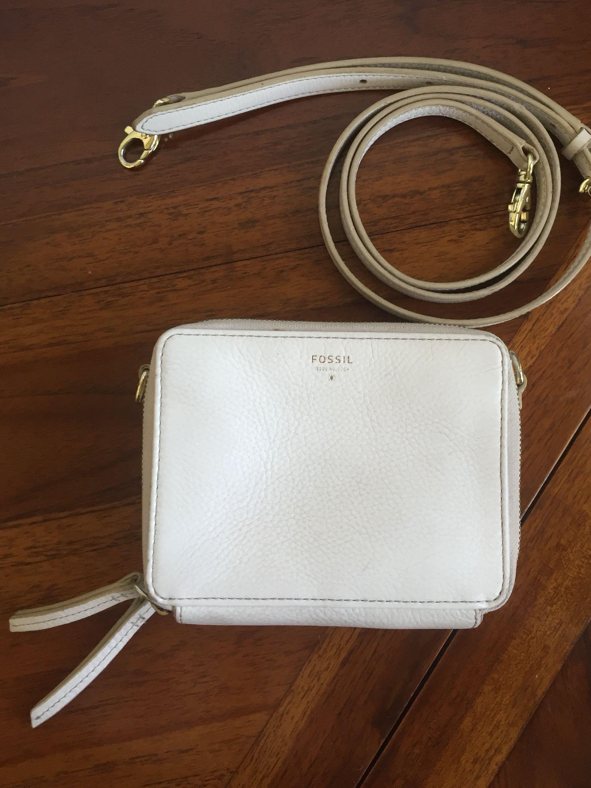 Fossil mini 2025 sling bag