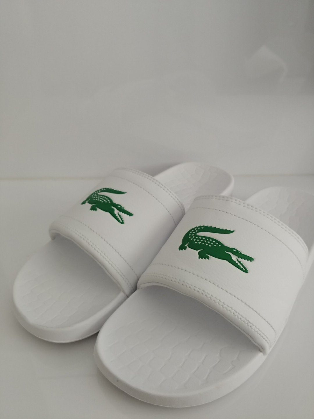 White lacoste 2025 sliders mens