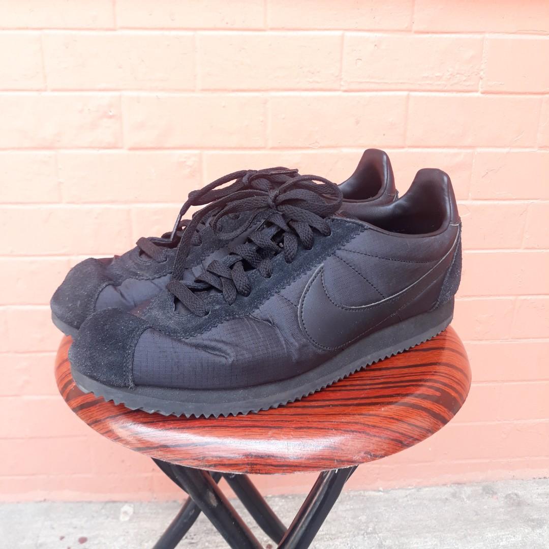 Nike cortez triple black nylon top