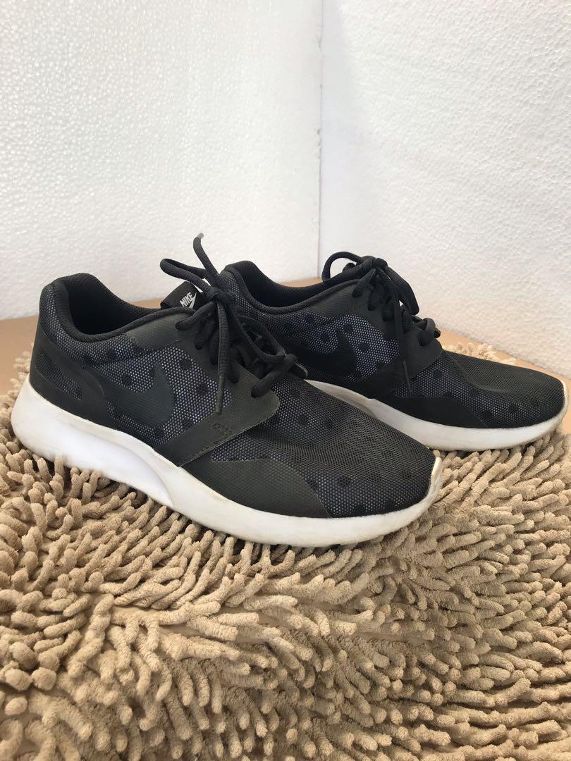 Sepatu Nike Hitam Putih Bertali Fesyen Pria Sepatu Sneakers Di Carousell