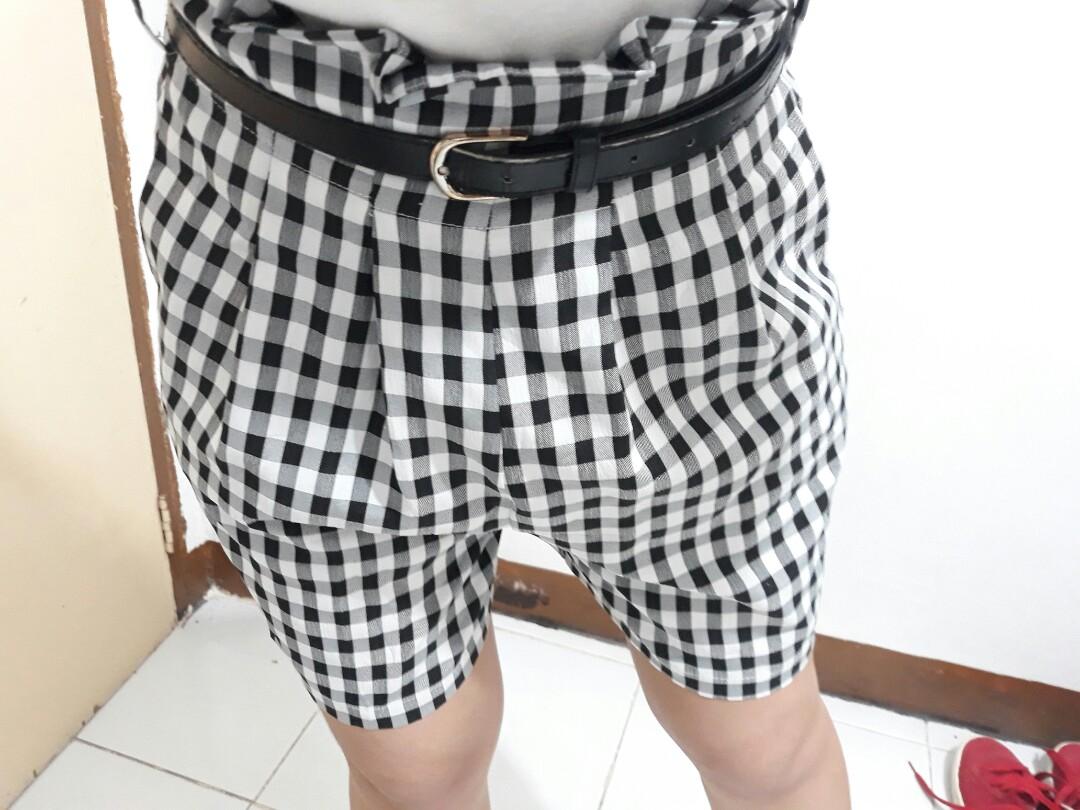 Casual/Formal Skirt Short (Category: Skirts) located in Pasay City. Submitted by rhoshee (Listing ID 202830114, Image 1). Description: This short is best for Casual or even formal attire! 💓 I really don't like selling my stuffs but I need a good space sa bahay. Size 28-29.