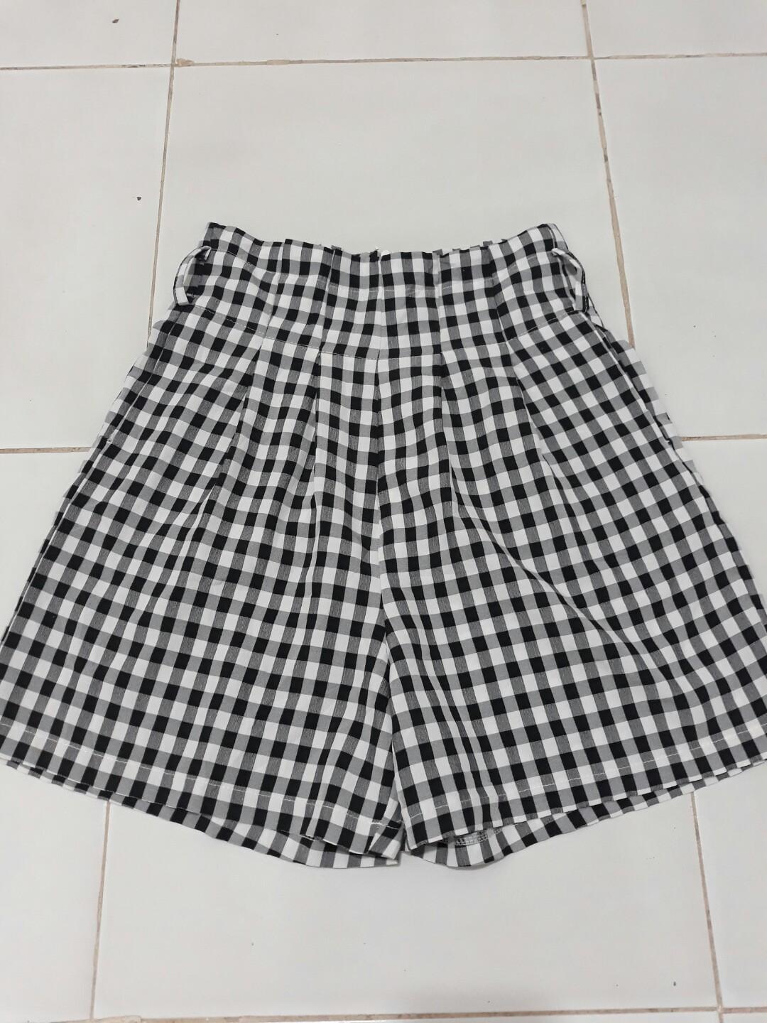 Casual/Formal Skirt Short (Category: Skirts) located in Pasay City. Submitted by rhoshee (Listing ID 202830114, Image 2). Description: This short is best for Casual or even formal attire! 💓 I really don't like selling my stuffs but I need a good space sa bahay. Size 28-29.