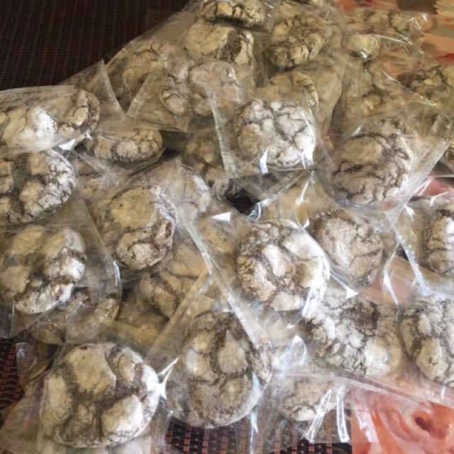 CRINKLES (Category: Homemade Bakes) located in Quezon City. Submitted by geuse (Listing ID 112195795, Image 3). Description: Chewy, MOIST & SOFT Crinkles You can order for your special events, as a gift, or just for personal consumption. (Khit ilagay s ref, lalambot parin😋) P120 for 10pcs + shipping 50 MM/110 provincial PAYMENTS to any money transfers MEET UPS Tektite Bldng.Ortigas, Megamall, Trinoma, Congressional & Visayas Ave. For FAST TRANSA