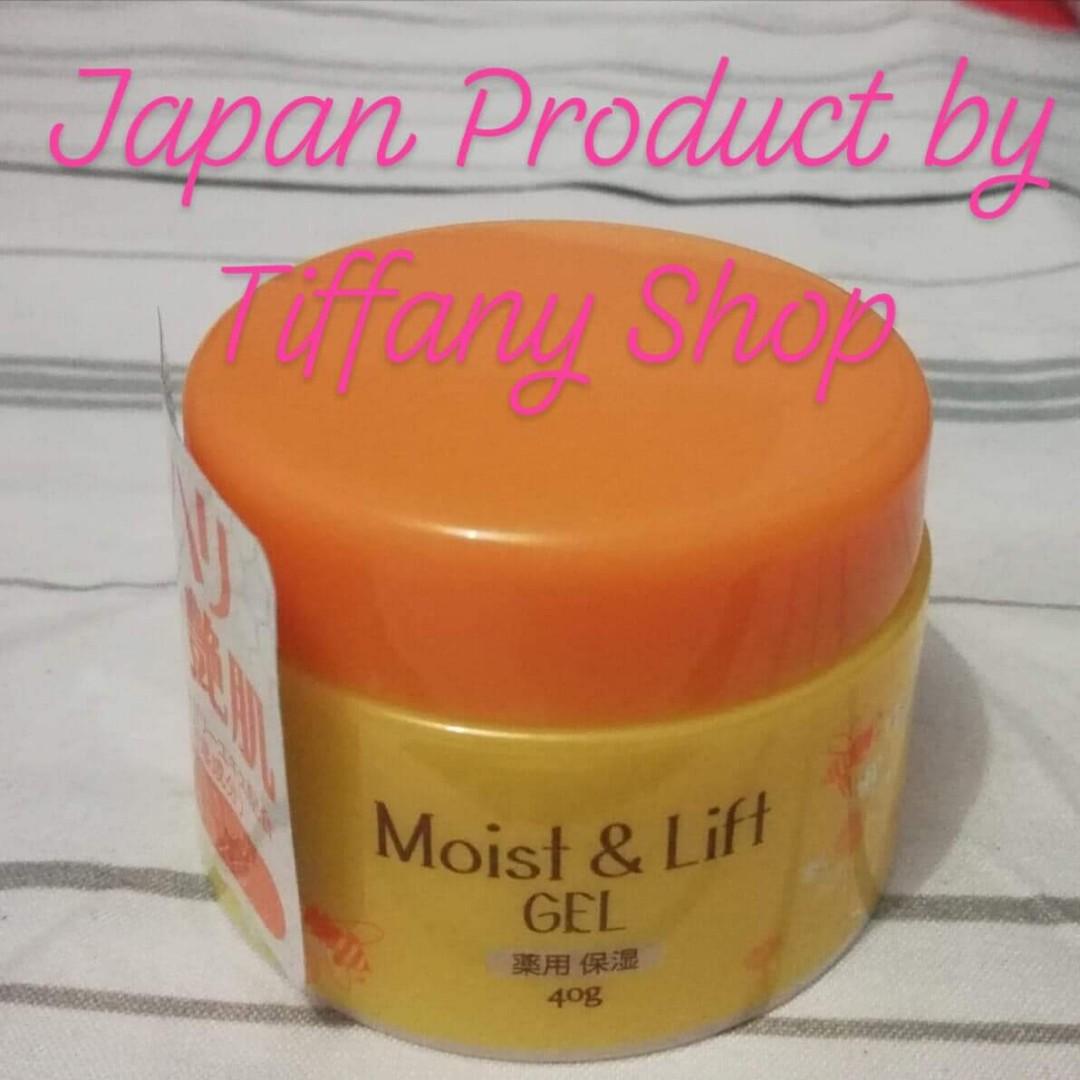 Daiso Moist & Lift Gel (Category: Face Care) located in Caloocan City. Submitted by tiffanysarisarishoppe (Listing ID 202722133, Image 1). Description: Daiso Moist & Lift Gel 💛Anti-wrinkle Gel 💛Enriched with Royal Jelly and Pure Honey, it is highly nourishing and moisturizing, provides intense hydration that's suitable even for oily skin, and soothes acne prone skin. 💛One of the most Raved About and Bestselling beauty product of Daiso Japan ✔️