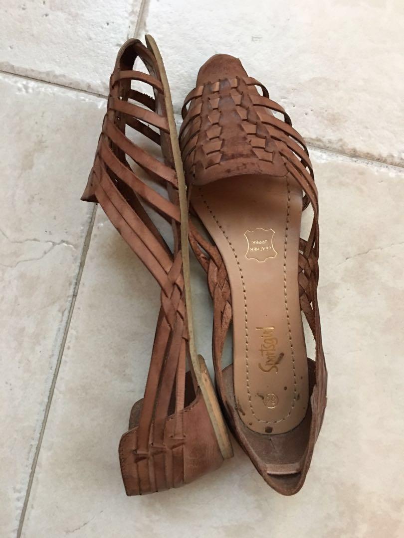 Sportsgirl Vintage-style Leather Cutout Sandals, Women's Fashion, Footwear,  Flipflops and Slides on Carousell