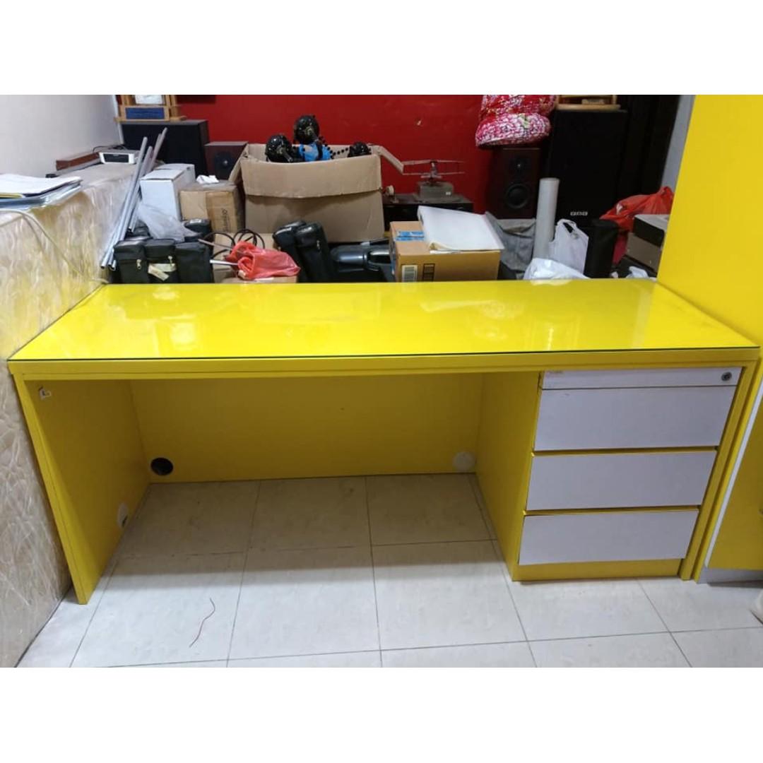 Yellow top study table