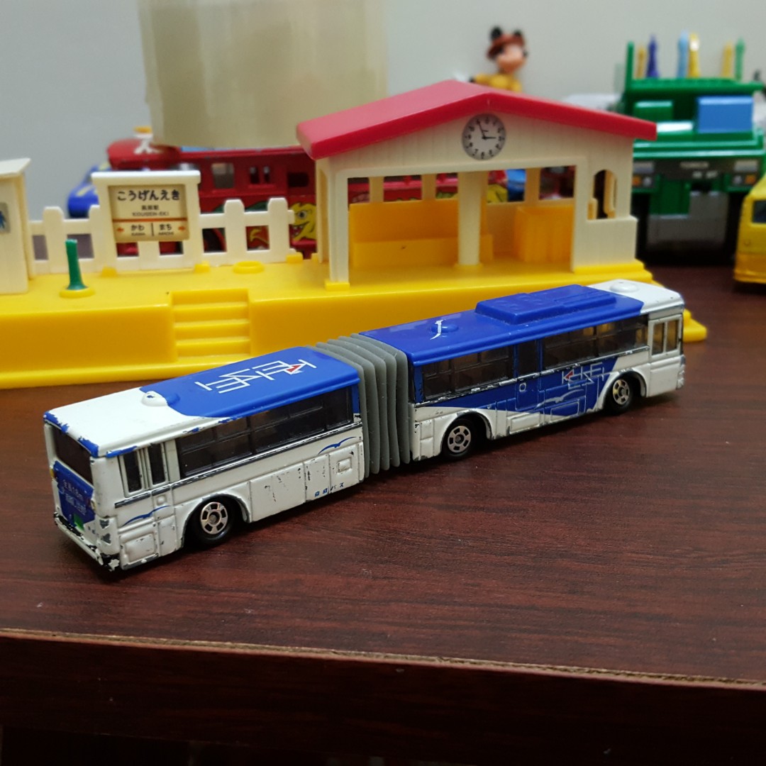 tomica articulated bus