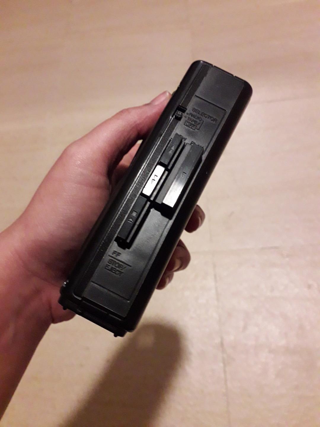 Radio-cassette Portable Sharp Walkman – Vintage, Fonctionnel, Années 90