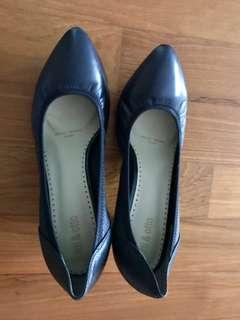 Itti & Otto black leather heels