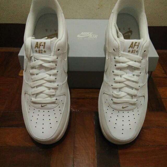 Nike air force 1 gold crest best sale