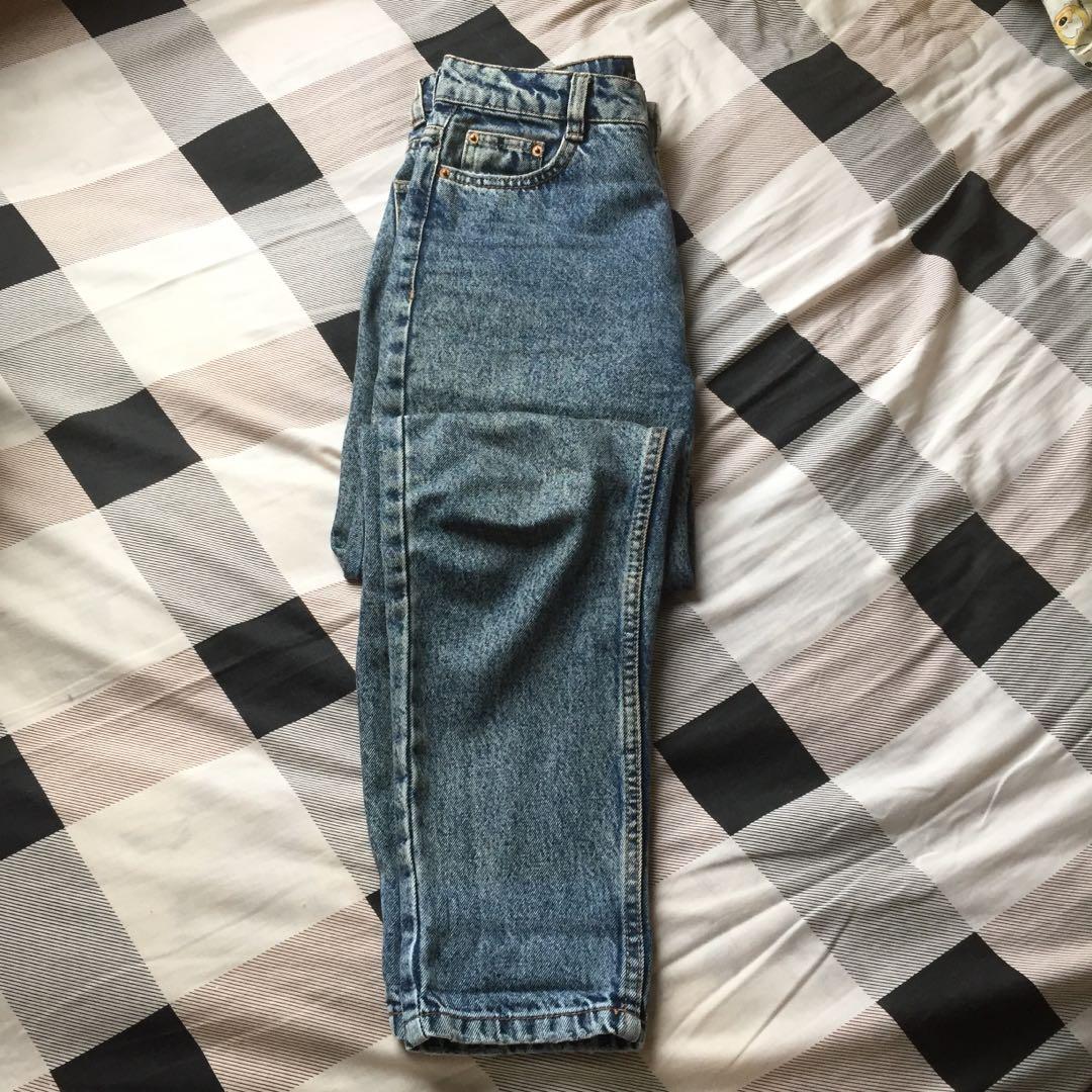 Bershka mom-fit jeans, Fesyen Wanita, Pakaian Wanita, Bawahan di Carousell