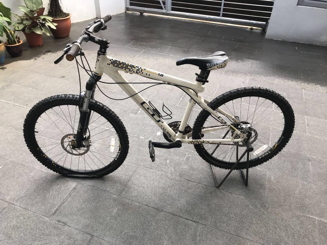 GT Avalanche 1.0 Hardtail M Size Sports Equipment Bicycles