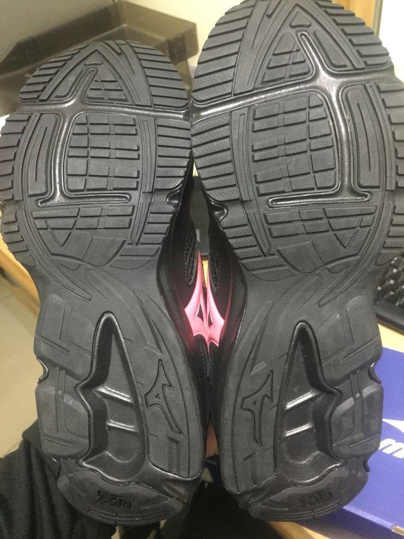 Mizuno Maximizer 19 Ld74 Black Coral Women s Fashion Footwear Flipflops and Slides on Carousell