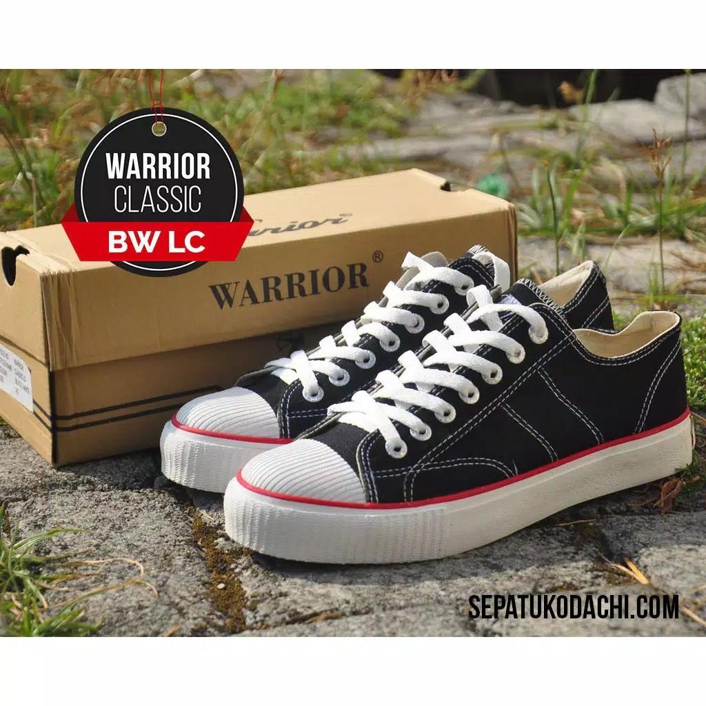 Sepatu Warrior Classic B W Men S Fashion Men S Footwear Sneakers On Carousell