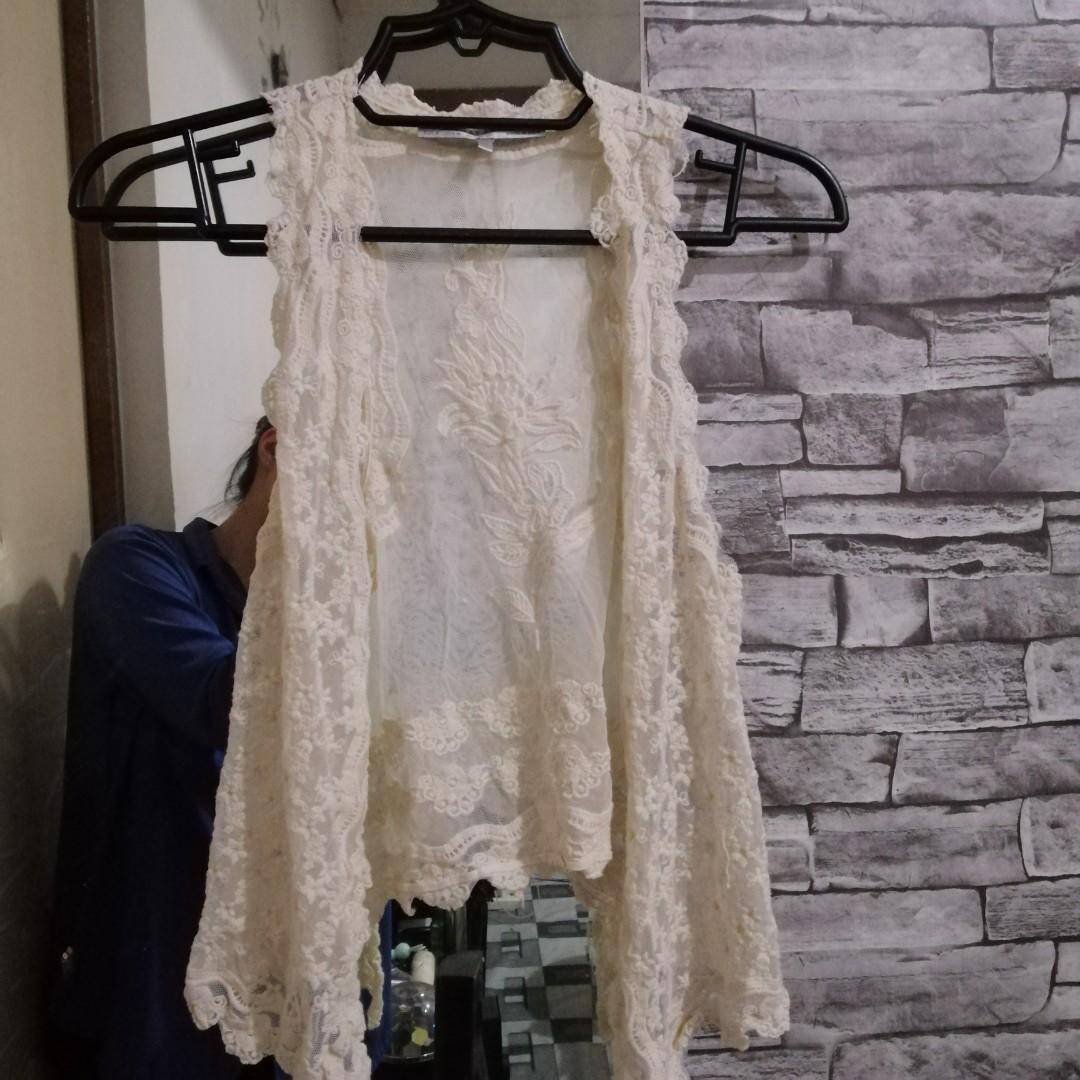 Zara top vest bohemian (Category: Blouses) located in Manila. Submitted by makeup_declutters (Listing ID 202985115, Image 1). Description: No flaws Boho look.